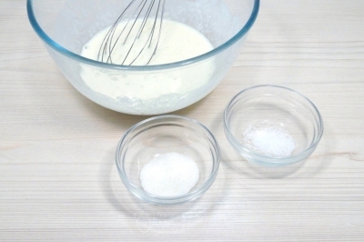 Добавить 1 столовую ложку сахара и 1/4 чайной ложки соли.