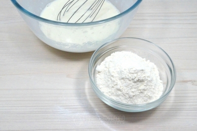 Добавить 170 грамм муки и хорошо перемешать.