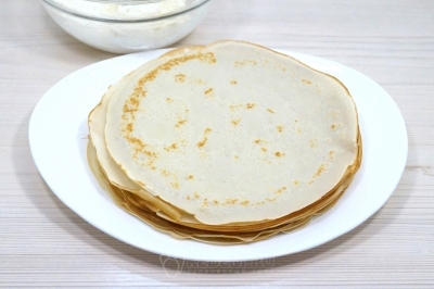 Блины сложить стопкой.
