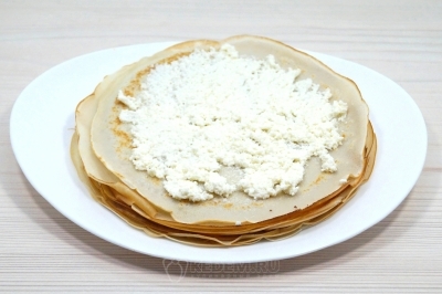 На каждый блин выложить пару ложек кокосовой начинки с творогом.