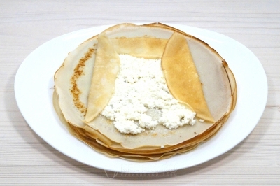 Завернуть блины трубочкой.