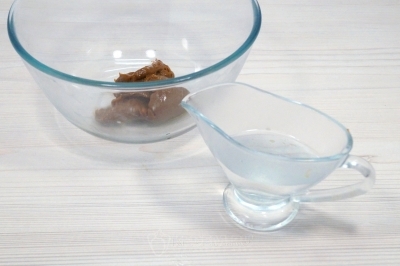 Чтобы приготовить блины с тестом на вареной сгущенке, нужно в миске смешать 3 столовых ложки вареной сгущенки и 100 миллилитров кипятка.