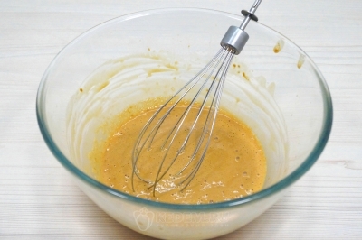 Хорошо перемешать содержимое миски венчиком.