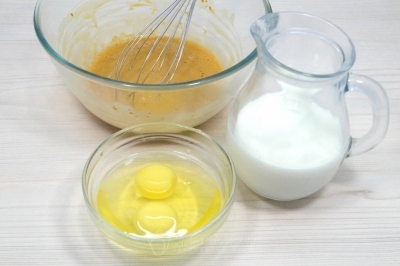 Добавить 2 яйца и 250 миллилитров теплого молока.