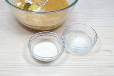 Добавить 1 столовую ложку сахара и 1/4 чайной ложки соли.