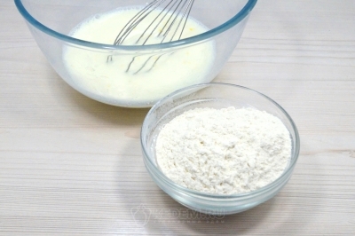 Добавить 170 грамм муки и замесить тесто для блинов.