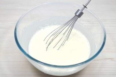 Хорошо перемешать тесто для блинов венчиком. Оставить на 5 минут.