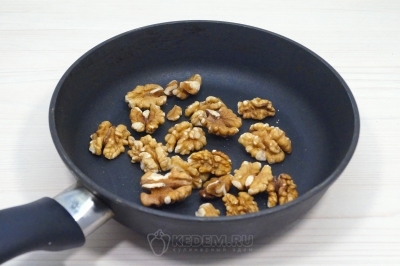 100 грамм грецких орехов обжарить на сухой сковороде помешивая 2-3 минуты.
