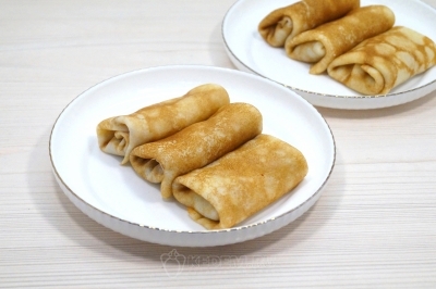 Выложить готовые блины на тарелку.