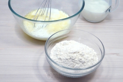 Добавить 250 грамм муки и замесить тесто на финский блин.