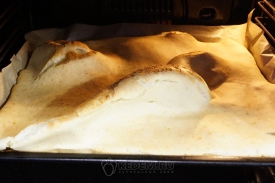 Выпекать блин в разогретой до 190 градусов Цельсия духовке 20-25 минут.