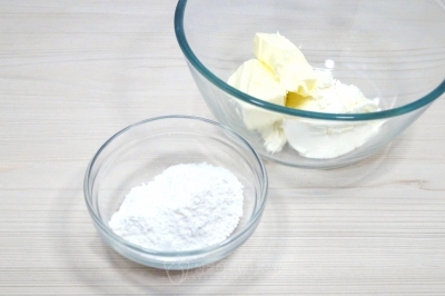 Для крема в миске смешать 100 грамм мягкого сливочного масла, 150 грамм творожного сыра и 40 грамм сахарной пудры.