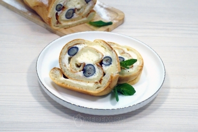 Вынуть из холодильника. Посыпать сахарной пудрой и нарезать на порционные кусочки.