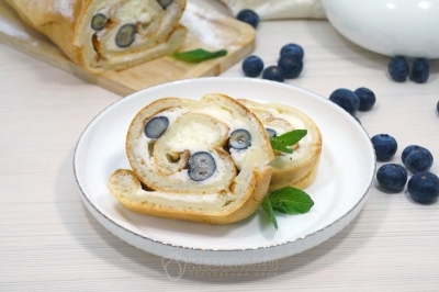 Финский блин со сливочным кремом и голубикой готов. Можно подавать к столу.