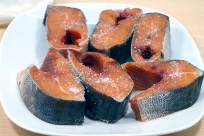 Стейки горбуши посолить с двух сторон.