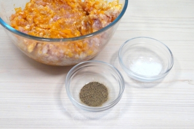 В фарш добавить1 чайную ложку соли и черный молотый перец по вкусу.