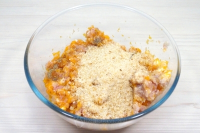 Добавить 50 грамм панировочных сухарей. Перемешать в миске фарш и хорошо его отбить.