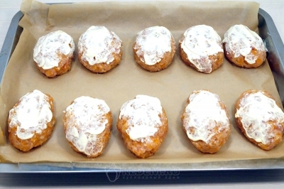 Смазать каждую котлету сметаной.