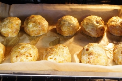 Запекать котлеты в духовке при 200 градусах Цельсия 30-35 минут.