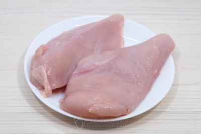 Чтобы приготовить макароны Альфредо с курицей, нужно 2 куриных филе промыть и обсушить.