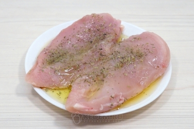 Оставить куриное филе на 10-15 минут.