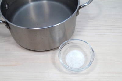 В кастрюле вскипятить 2 литра воды. Добавить 1/4 чайной ложки соли.