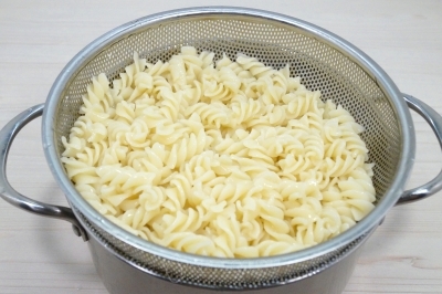 Отварить макароны 10-12 минут до готовности. Откинуть макароны на дуршлаг и дать воде полностью стечь.