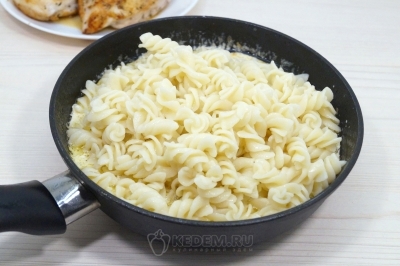 Добавить отварные макароны в соус и перемешать.