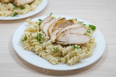 Добавить ломтиками нарезанное куриное филе.