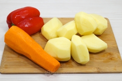 Чтобы приготовить овощи запеченные с постным маслом в духовке, нужно очистить 5-6 картофелин, 1 морковь и 1 болгарский перец.