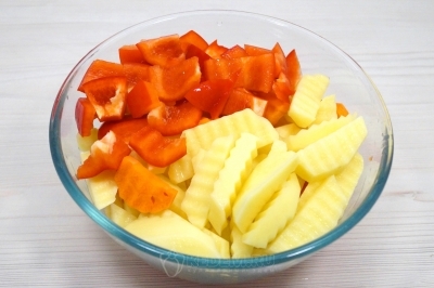 В большую миску выложить картофель, морковь и болгарский перец.