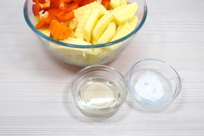 Добавить чайную ложку соли и 3 столовые ложки натурального подсолнечного масла. Перемешать.