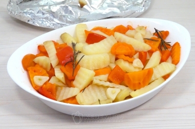 Вынуть овощи из духовки. Снять фольгу. Добавить мелко нашинкованный зеленый лук.