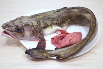 Чтобы приготовить паштет из печени налима, нужно аккуратно вынуть печень из налима, не повредив желчный пузырь. Желчный пузырь отрезать так, чтобы из него не вытек сок и выкинуть.