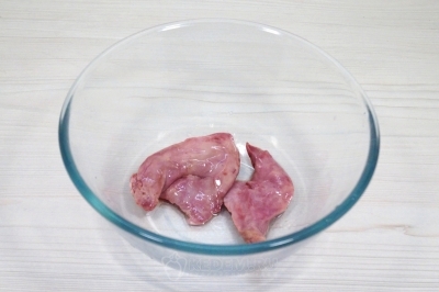 Хорошо промыть и зачистить печень от пленок.