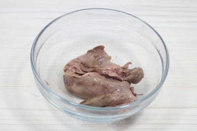 Вынуть печень из пленки. Специи удалить.