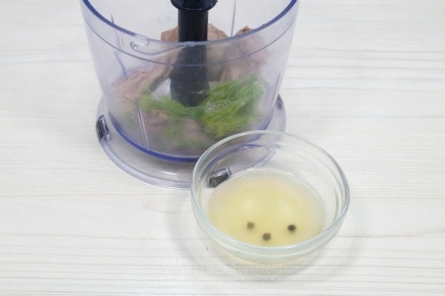 В чашу блендера сложить отварную печень, 2 веточки укропа и 1-2 столовых ложек жидкости из пленки в которой варилась печень.