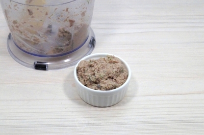 Паштет переложить в форму для подачи.