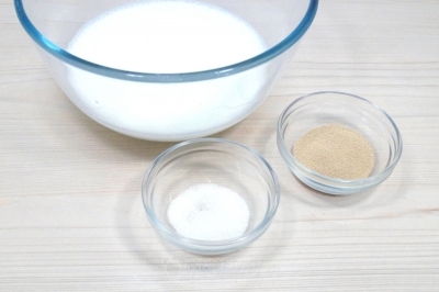 Чтобы приготовить печеные пирожки с рисом и грибами в духовке, нужно для теста в большой миске смешать 300 миллилитров теплого молока, 1 чайную ложку сухих дрожжей и 1 столовую ложку сахара. Перемешать и оставить на 15 минут.