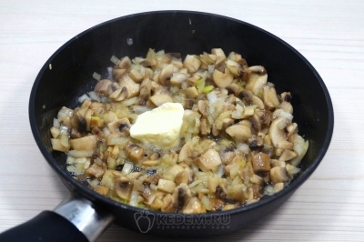 Обжарить лук с грибами помешивая 2-3 минуты. Добавить в сковороду 30 грамм сливочного масла и перемешать. Готовить 2-3 минуты и снять с огня.