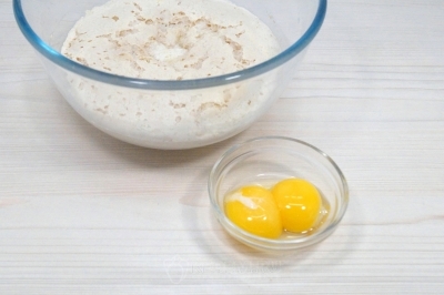 Добавить 2 желтка и перемешать.