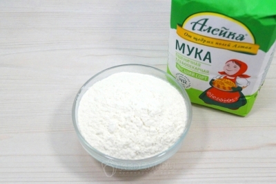 Добавить 400-450 грамм муки.