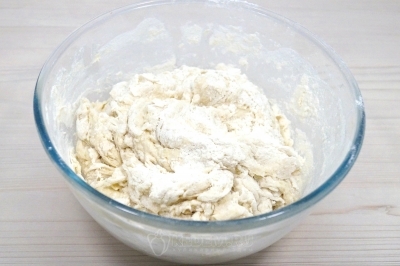 Замесить тесто для пирожков.