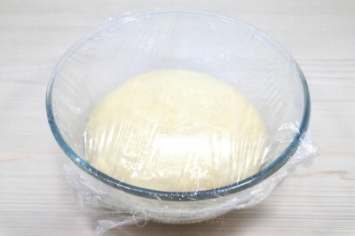 Выложить тесто и накрыть пищевой пленкой. Оставить на 1-1,5 часа.