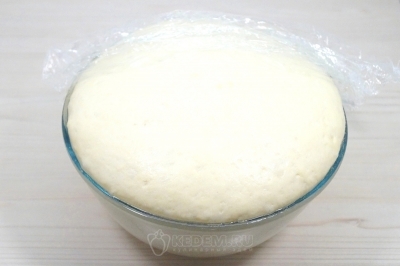 Первый раз тесто поднимется, его нужно обмять руками. Повторить второй раз через некоторое время. В третий раз просто дождаться чтобы тесто поднялось и постояло.