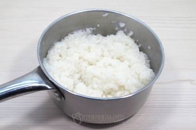 Варить 12-15 минут до готовности. Готовый рис остудить.