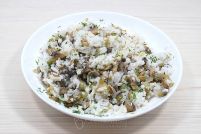 Для начинки смешать отварной рис, обжаренные грибы, мелко нашинкованный укроп, 1/4 чайной ложки соли и 1 щепотку черного молотого перца.