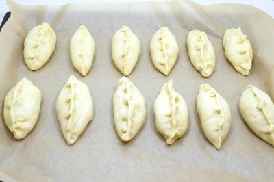 Выложить пирожки на противень застеленный пергаментом.