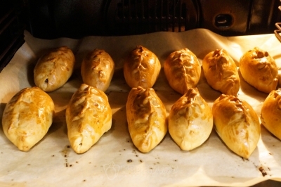 Выпекать в разогретой до 180 градусов Цельсия духовке 25-30 минут.