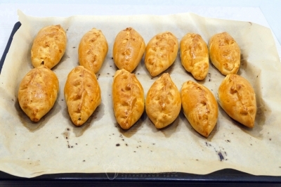 Вынуть пирожки из духовки и немного остудить.